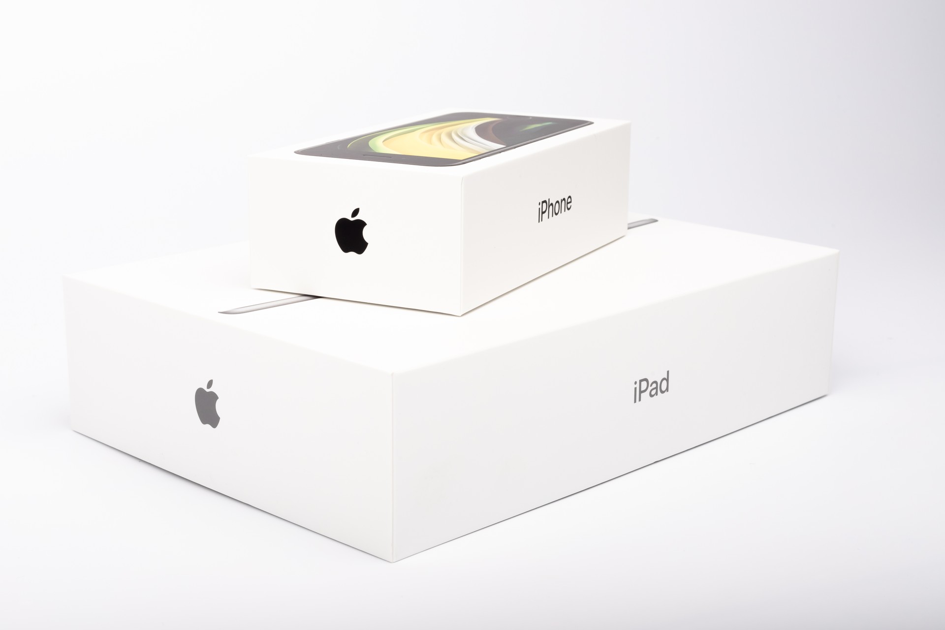 packaging of the new iPhone SE 2020 and iPad from Apple